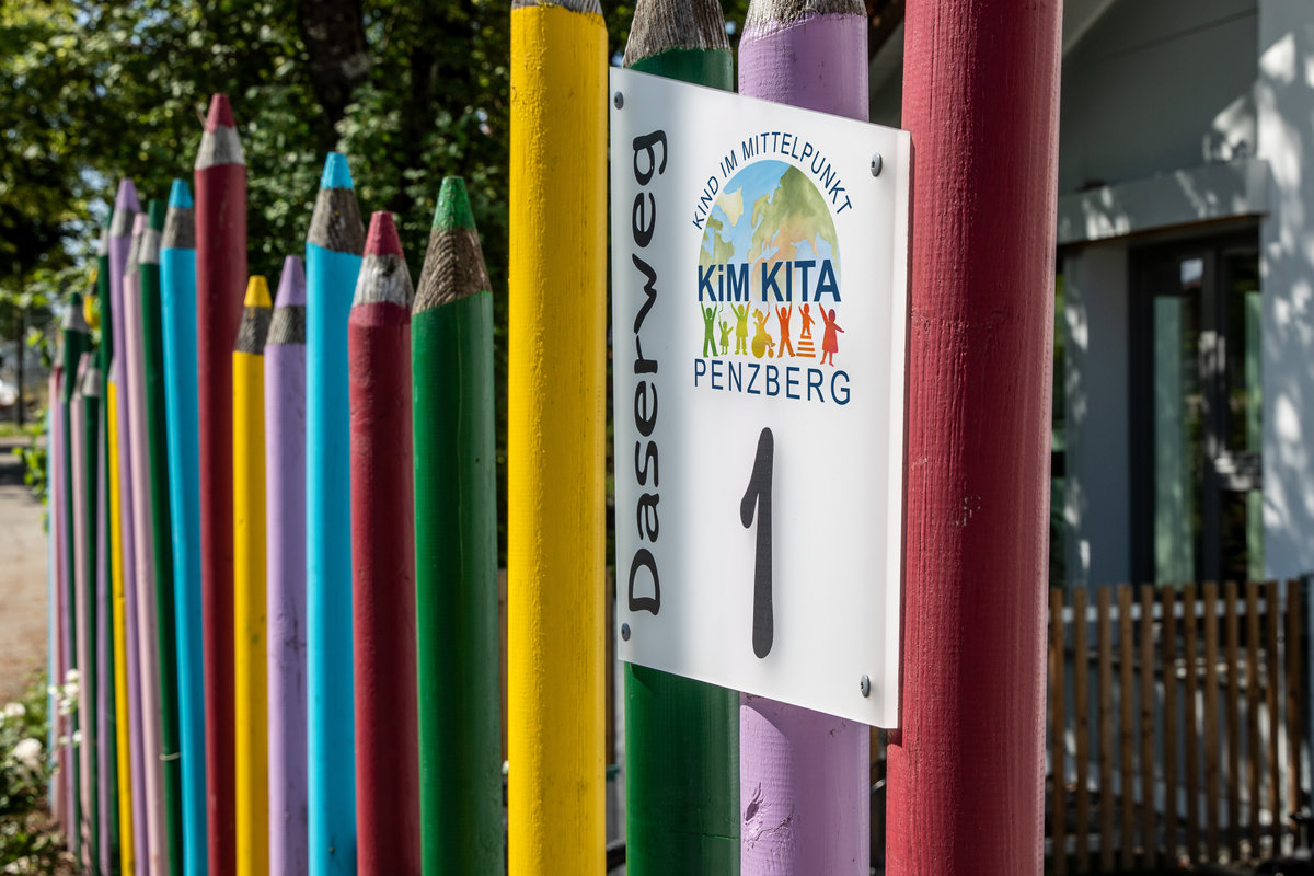 Bunte Farbstifte flankieren den Eingang in die KimKITA